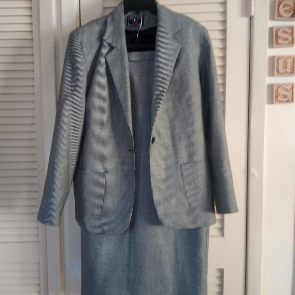 SIZE 10, VINCI CLOTHIERS 2 PIECE SUIT - Picture 8 of 14